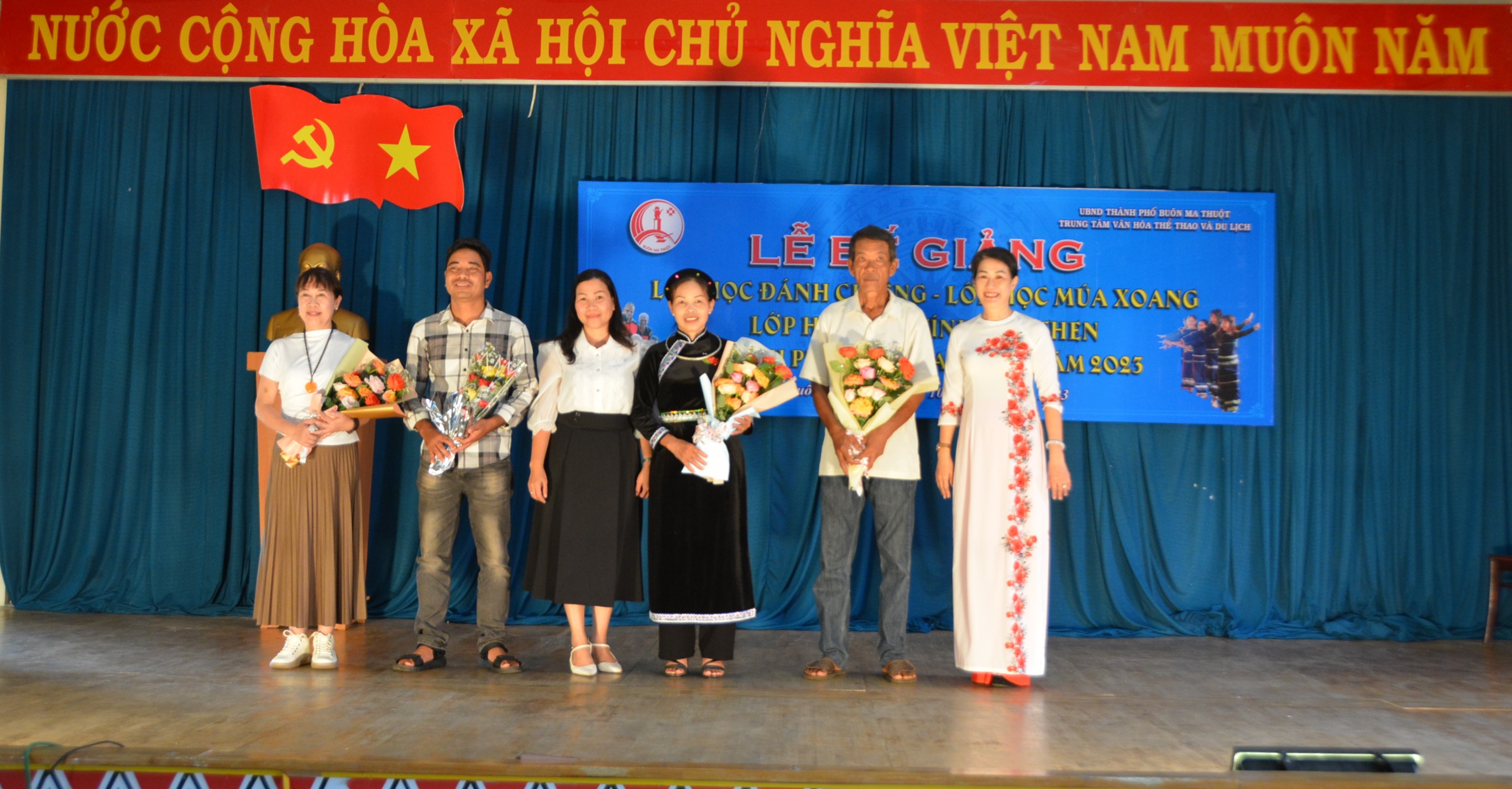 10-8 cồng chiêng 1